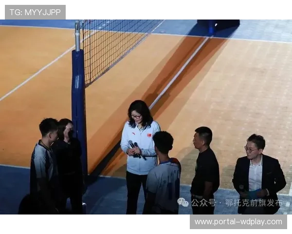 草原村排夏令营推亲子球队，12名学龄前儿童接受排球启蒙